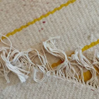 Alfombra artesanal de lana con rayas amarillas