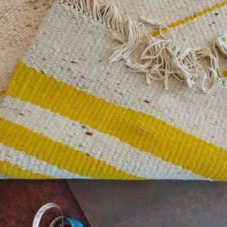 Alfombra artesanal de lana con rayas amarillas