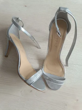 Sandalias tacón plateadas Mary Paz