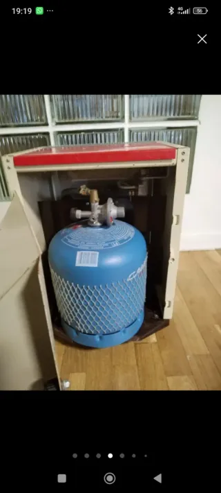 Estufa a gas roja y beige