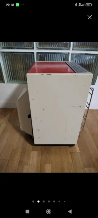 Estufa a gas roja y beige