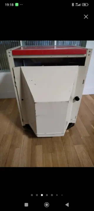 Estufa a gas roja y beige