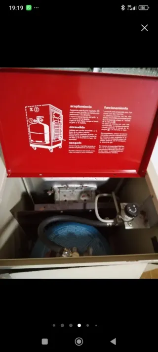 Estufa a gas roja y beige