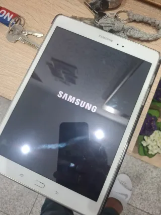Tablet Samsung Plata y Blanca