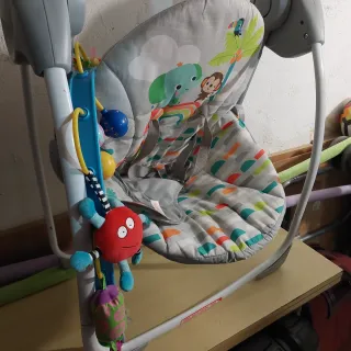 Carro de bebé y mecedora con música