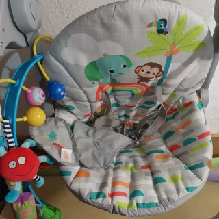 Carro de bebé y mecedora con música