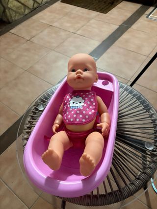 Bebé con bañera rosa