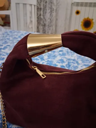 Borsa bordeaux con dettagli oro