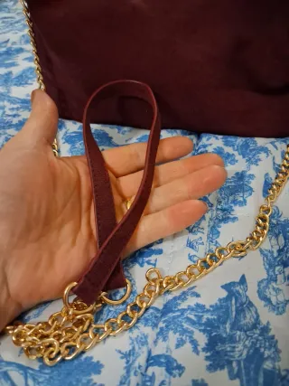 Borsa bordeaux con dettagli oro