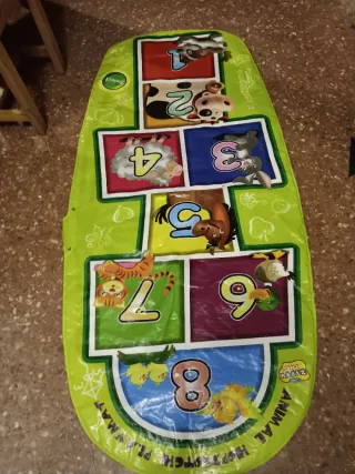 Alfombra de juego infantil con animales y números