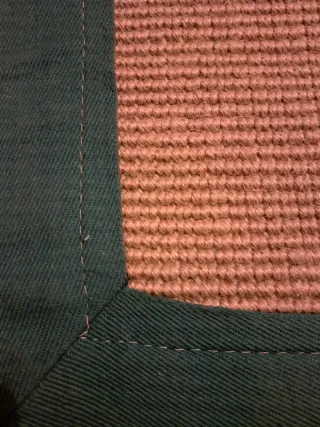 Alfombra de yute con borde verde