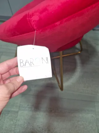 Silla terciopelo roja patas doradas