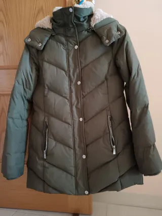 Abrigo acolchado verde con capucha