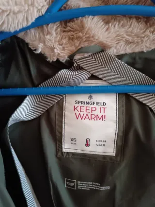 Abrigo acolchado verde con capucha