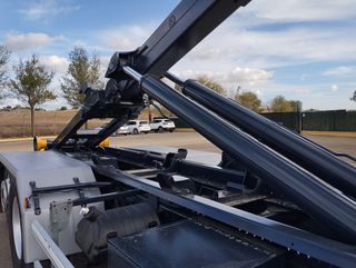 MAN TGS 500--CAMIONES GANCHO CON GRUA