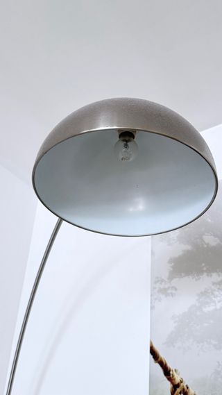 Lámpara de pie plateada