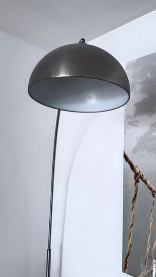 Lámpara de pie plateada