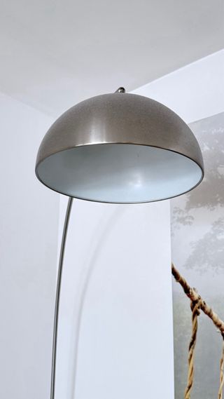 Lámpara de pie plateada