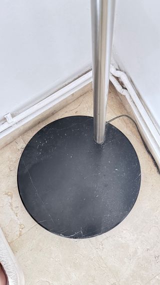 Lámpara de pie plateada