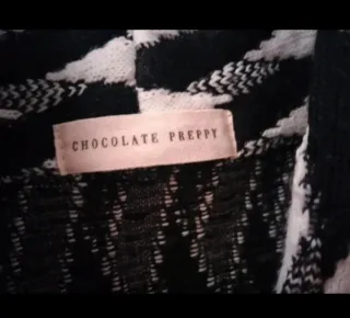 Chaqueta blanca y negra de Chocolate Preppy.