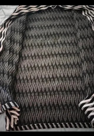 Chaqueta blanca y negra de Chocolate Preppy.