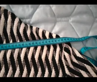 Chaqueta blanca y negra de Chocolate Preppy.