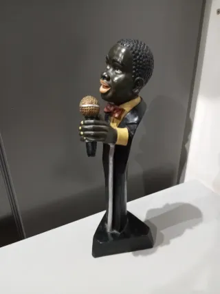 Figura cantante con micrófono