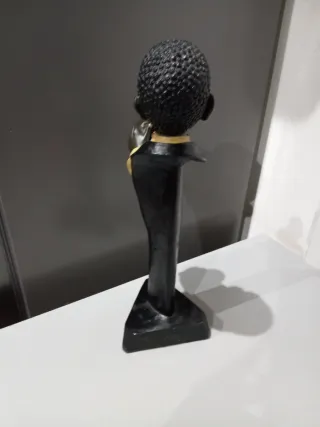 Figura cantante con micrófono