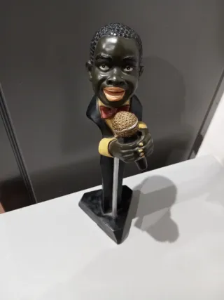 Figura cantante con micrófono