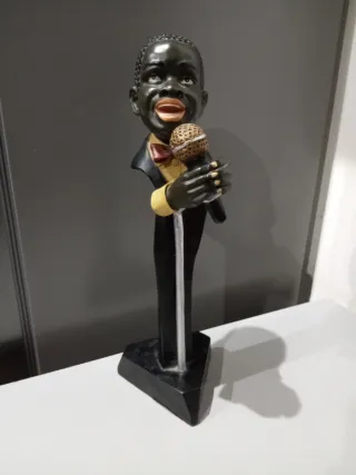 Figura cantante con micrófono
