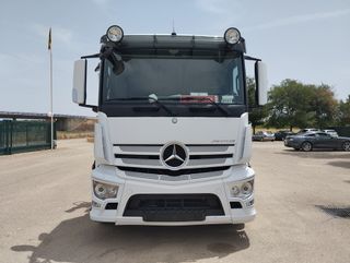 Mercedes ANTOS 18 32-CAMIONES GANCHO CON GRUA