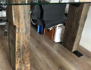 MESA DE DESPACHO DE CRISTAL S/TRAVIESAS DE MADERA