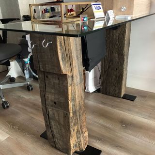 MESA DE DESPACHO DE CRISTAL S/TRAVIESAS DE MADERA