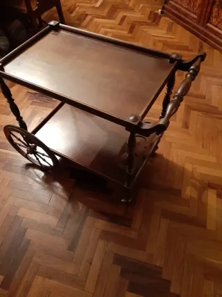 Camarera de madera con ruedas