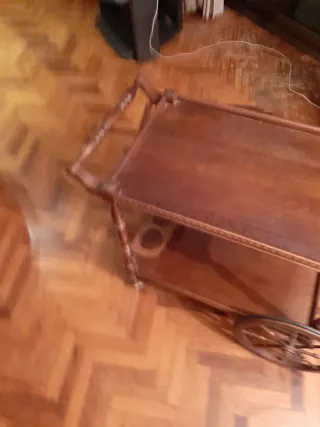 Camarera de madera con ruedas