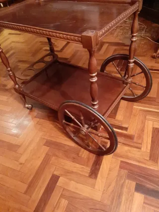 Camarera de madera con ruedas