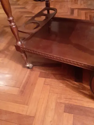 Camarera de madera con ruedas