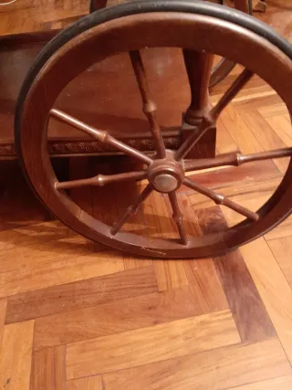 Camarera de madera con ruedas