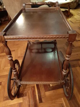 Camarera de madera con ruedas