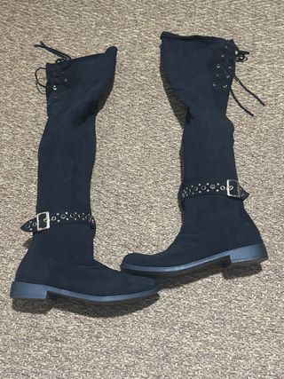 Botas altas negras con cordones y hebilla