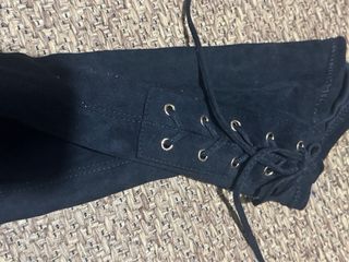 Botas altas negras con cordones y hebilla