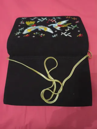Bolso de mano bordado con pájaros