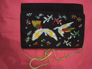Bolso de mano bordado con pájaros