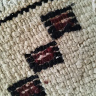 Alfombra de lana artesana beige y negra