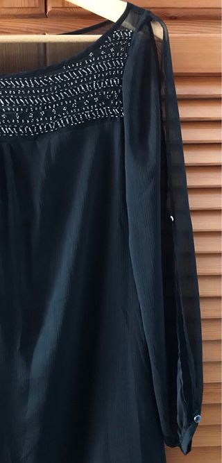 Vestido negro con pedrería