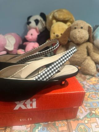 Zapatos Zara Basic negros destalonados