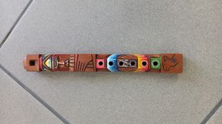 Flauta de madera artesanal con diseño tribal