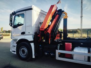 Mercedes ANTOS 18 32-CAMIONES GANCHO CON GRUA