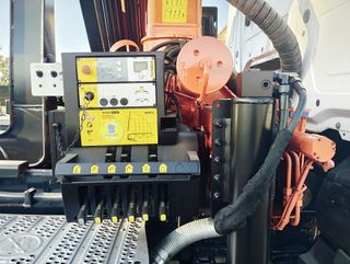 Mercedes ANTOS 18 32-CAMIONES GANCHO CON GRUA