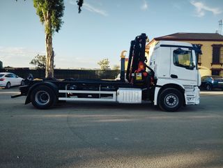 Mercedes ANTOS 18 32-CAMIONES GANCHO CON GRUA